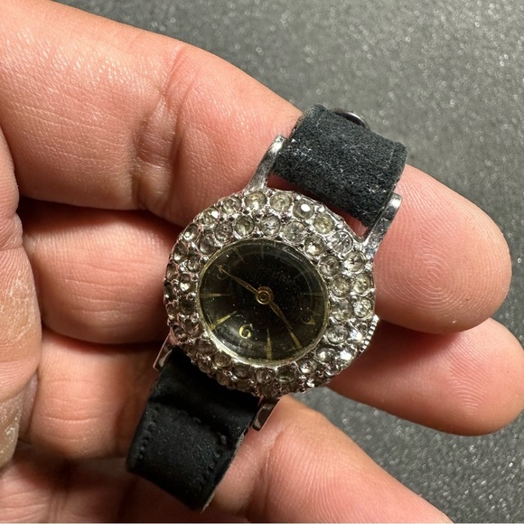 Vintage Pedre Ladies Watch Mechanical Wind Up Silver Tone Black Dial Working - Picture 5 of 8